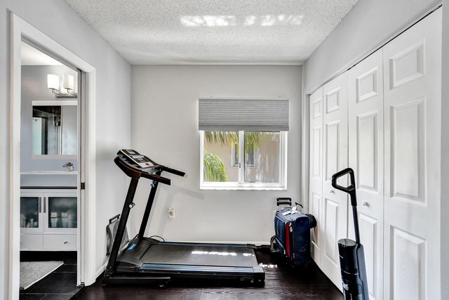 173 Riviera Circle, Weston, FL 33326
