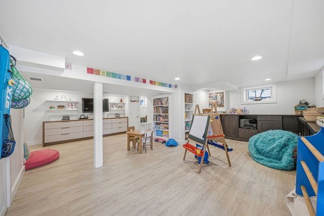 28 Lilly Ln, Dedham, MA 02026