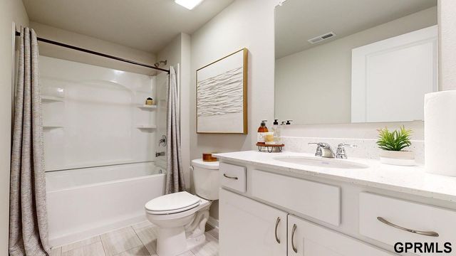 6215 Harvest Drive, Papillion, NE 68157