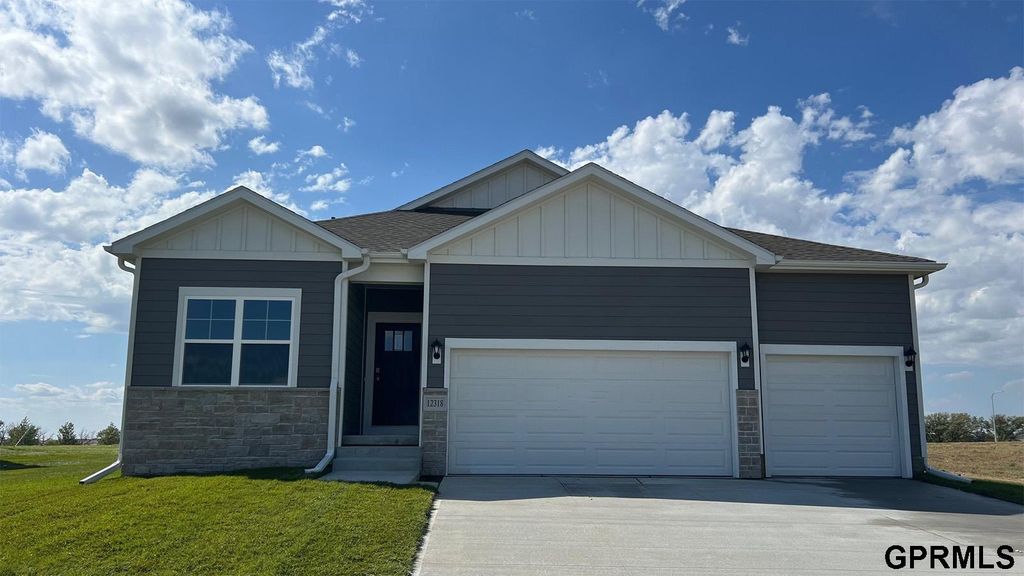 6215 Harvest Drive, Papillion, NE 68157