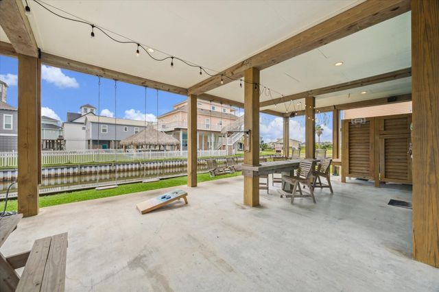 923 Tidelands Drive, Crystal Beach, TX 77650