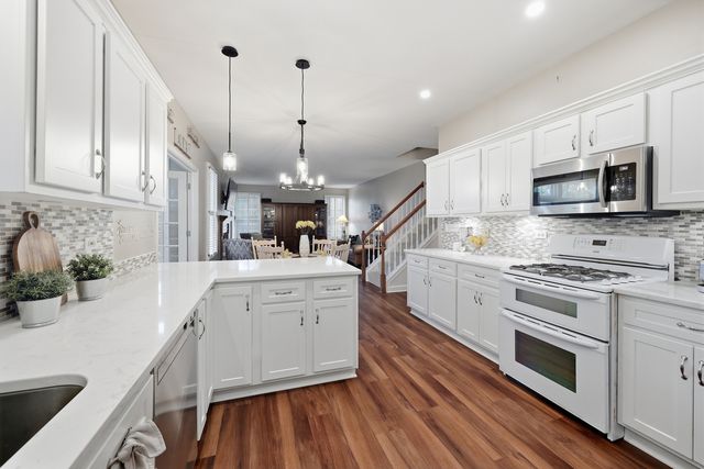 1 Fernwood Court, Algonquin, IL 60102