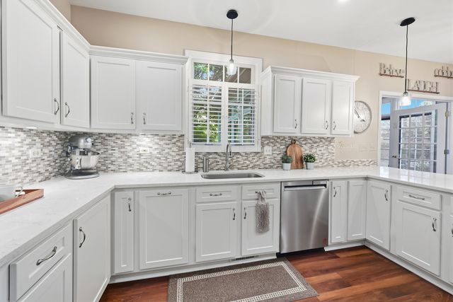 1 Fernwood Court, Algonquin, IL 60102