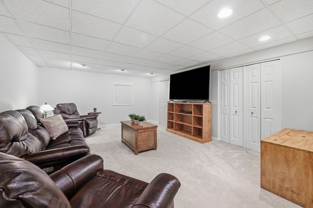 1 Fernwood Court, Algonquin, IL 60102