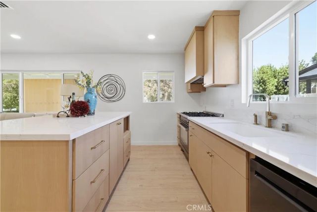 7446 Dempsey Avenue, Lake Balboa, CA 91406