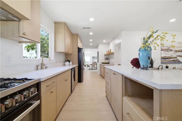 7446 Dempsey Avenue, Lake Balboa, CA 91406