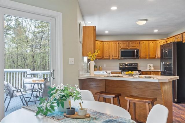 17 Stone Pound Ln, Atkinson, NH 03811