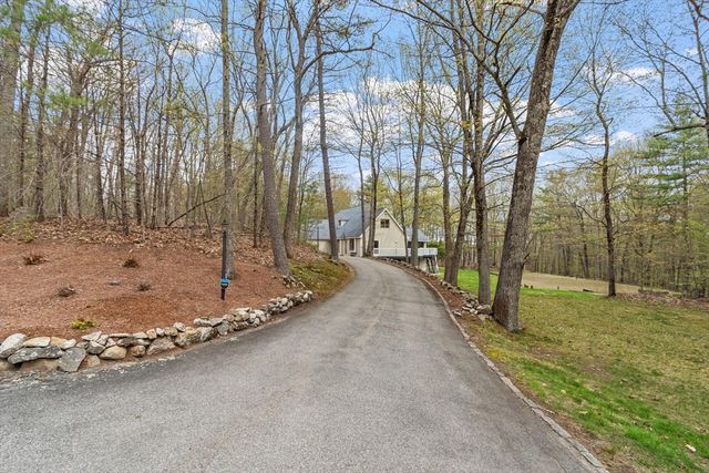 17 Stone Pound Ln, Atkinson, NH 03811