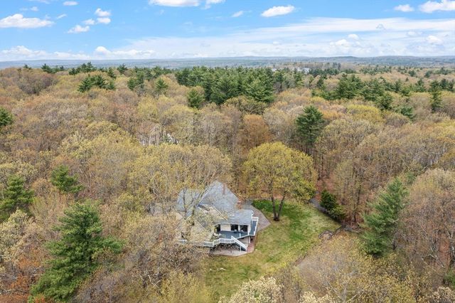 17 Stone Pound Ln, Atkinson, NH 03811