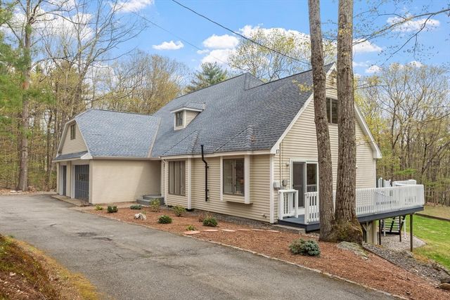 17 Stone Pound Ln, Atkinson, NH 03811