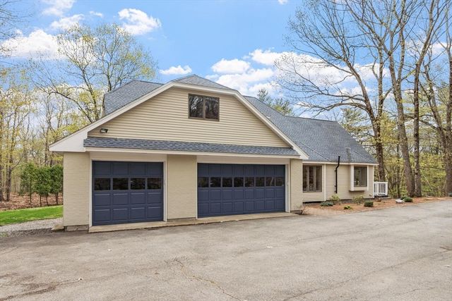 17 Stone Pound Ln, Atkinson, NH 03811