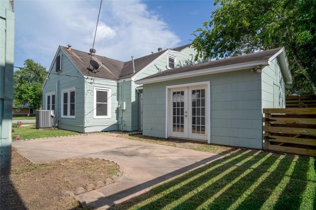 801 Avenue F, El Campo, TX 77437