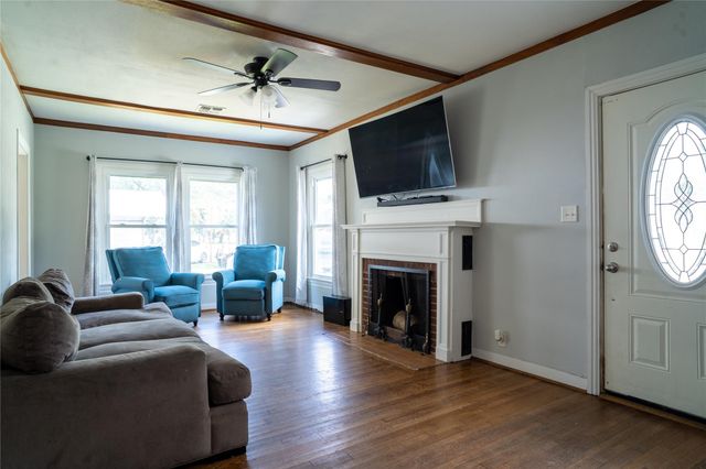 801 Avenue F, El Campo, TX 77437