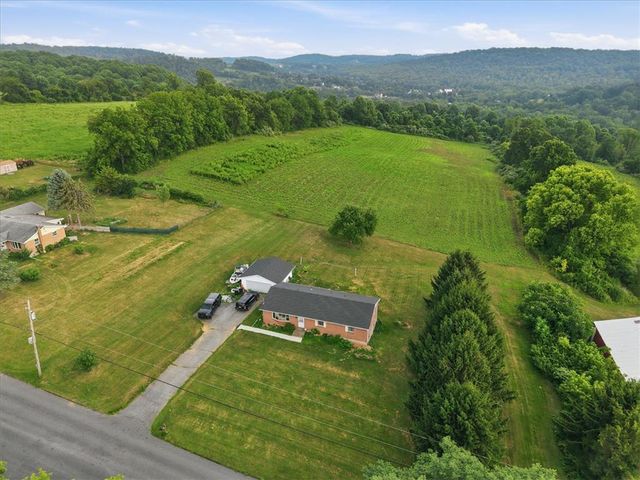 4065 Country Side Lane, Lower Saucon Twp, PA 18055