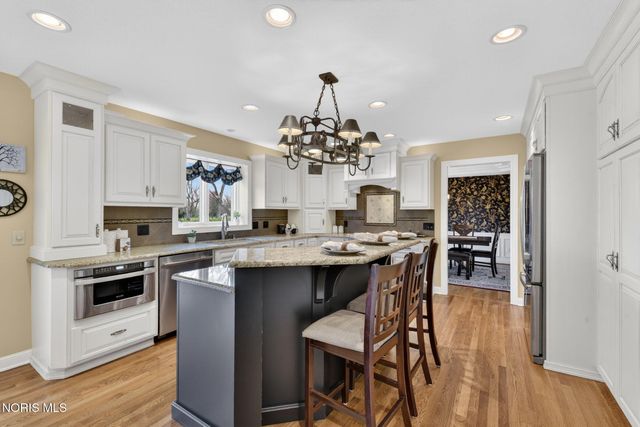 9114 Oak Valley Road, Holland, OH 43528
