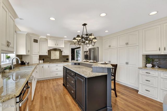 9114 Oak Valley Road, Holland, OH 43528