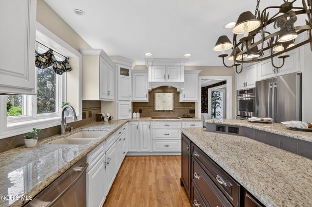9114 Oak Valley Road, Holland, OH 43528