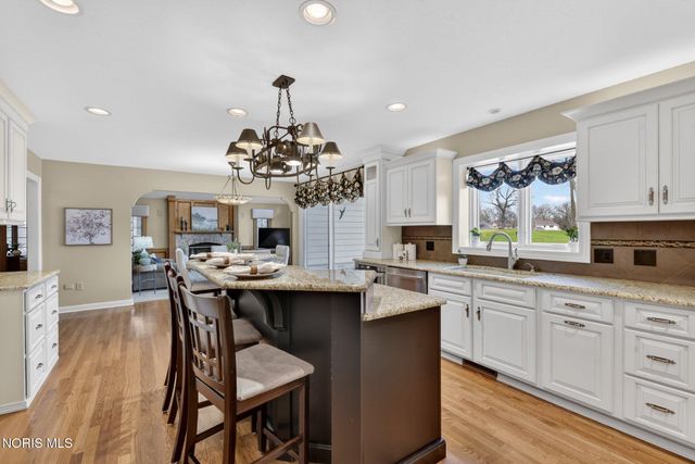 9114 Oak Valley Road, Holland, OH 43528
