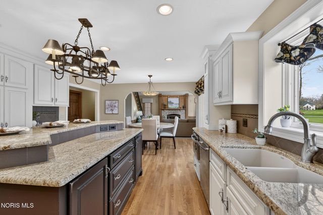 9114 Oak Valley Road, Holland, OH 43528