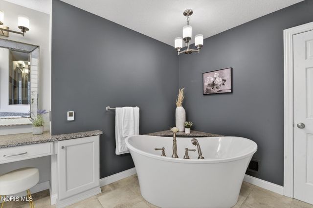 9114 Oak Valley Road, Holland, OH 43528