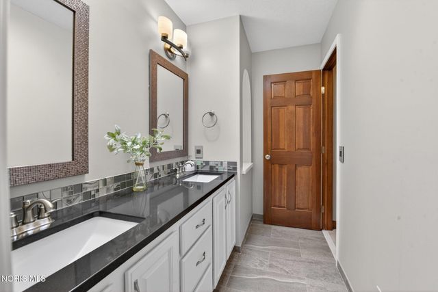 9114 Oak Valley Road, Holland, OH 43528