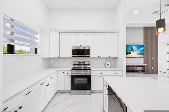 27 SW 8th PL, Cape Coral, FL 33991