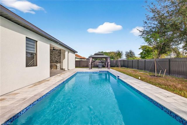 27 SW 8th PL, Cape Coral, FL 33991