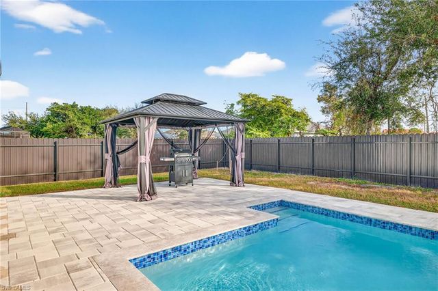 27 SW 8th PL, Cape Coral, FL 33991