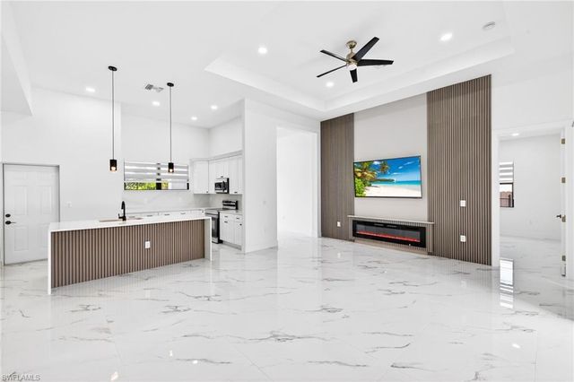 27 SW 8th PL, Cape Coral, FL 33991