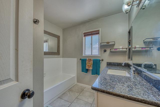 665 Paradise Road B, Salinas, CA 93907