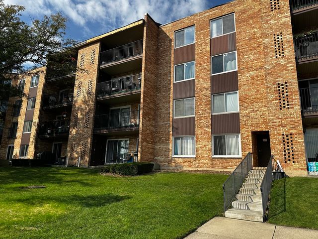 500 W Huntington Commons Road 152, Mount Prospect, IL 60056