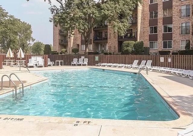 500 W Huntington Commons Road 152, Mount Prospect, IL 60056