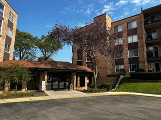 500 W Huntington Commons Road 152, Mount Prospect, IL 60056