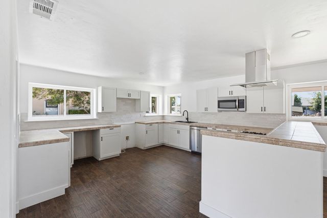 2146 N Maple Avenue, Fresno, CA 93703