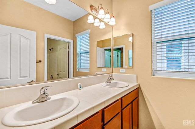 1808 Delacorte Dr, Bakersfield, CA 93311