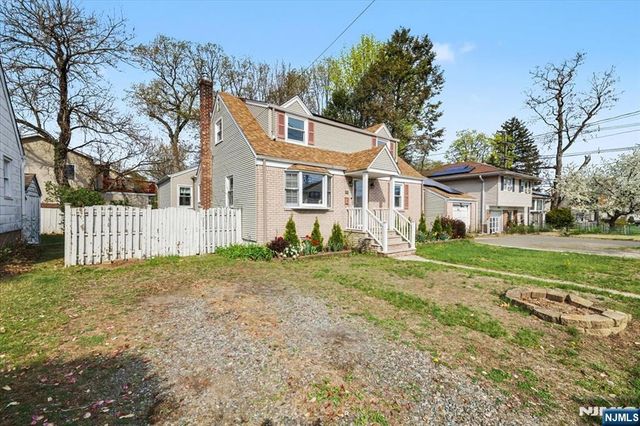 198 Roosevelt Avenue, Bergenfield, NJ 07621