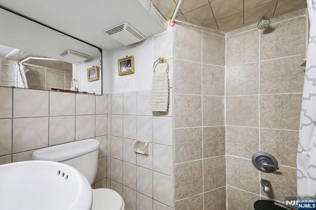 198 Roosevelt Avenue, Bergenfield, NJ 07621