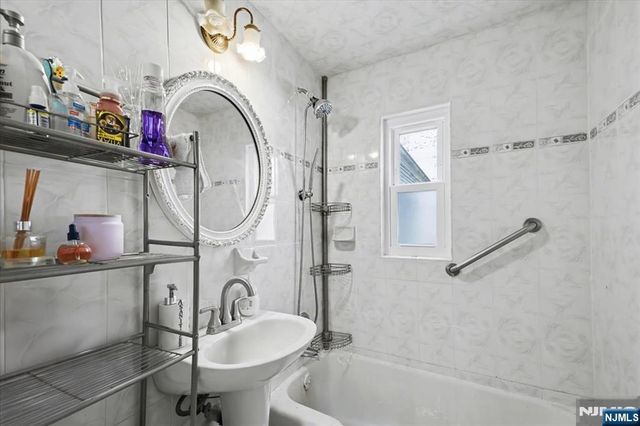 198 Roosevelt Avenue, Bergenfield, NJ 07621