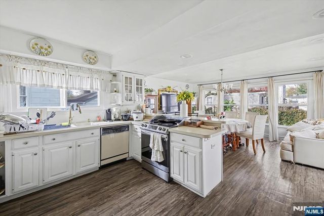 198 Roosevelt Avenue, Bergenfield, NJ 07621