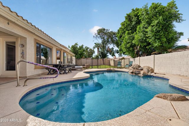 2734 E VISTA Drive, Phoenix, AZ 85032
