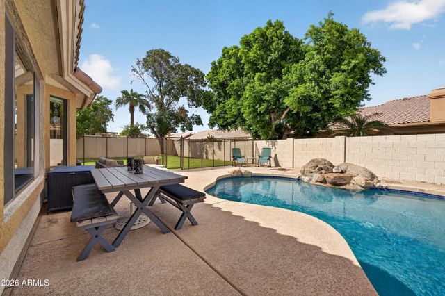 2734 E VISTA Drive, Phoenix, AZ 85032