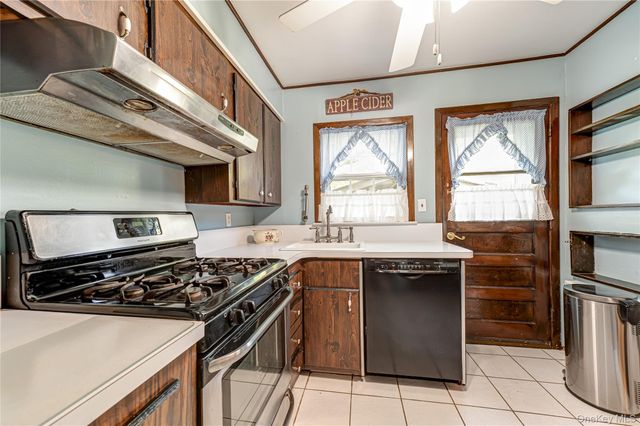 9 Croyden Lane, Hicksville, NY 11801