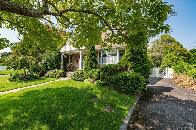 9 Croyden Lane, Hicksville, NY 11801