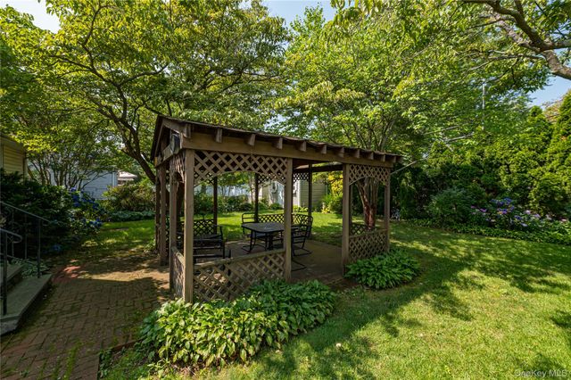 9 Croyden Lane, Hicksville, NY 11801