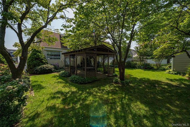 9 Croyden Lane, Hicksville, NY 11801