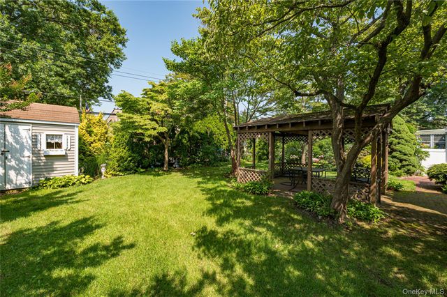 9 Croyden Lane, Hicksville, NY 11801