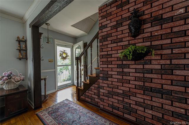 9 Croyden Lane, Hicksville, NY 11801