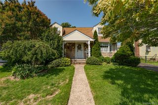 9 Croyden Lane, Hicksville, NY 11801