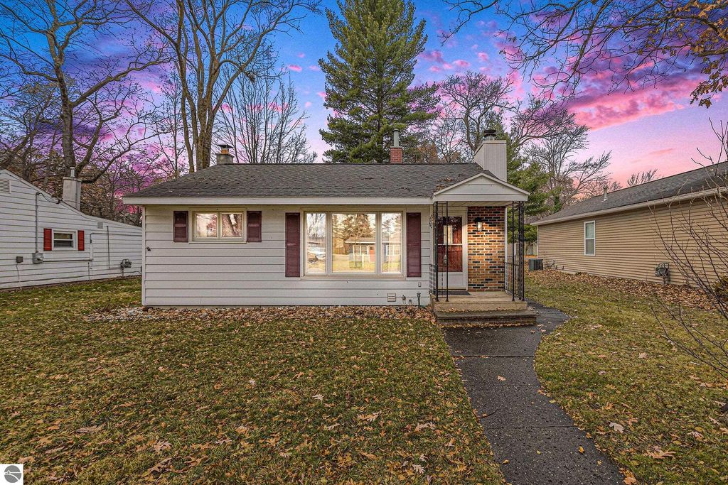430 Davis Street, Traverse City, MI 49686