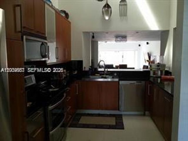 546 NE 199th Ln 4W, Miami, FL 33179
